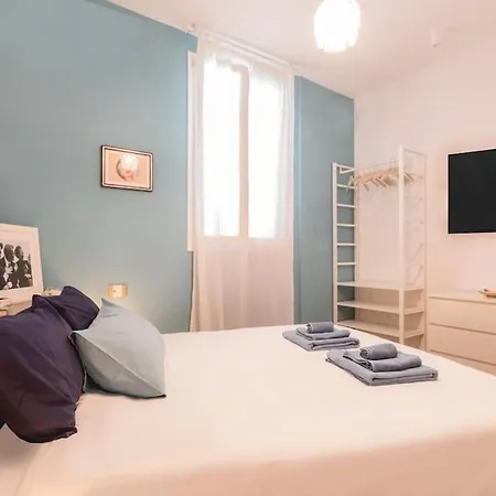 Amazhome - Casa Di Design Nel Cuore Di アパート *